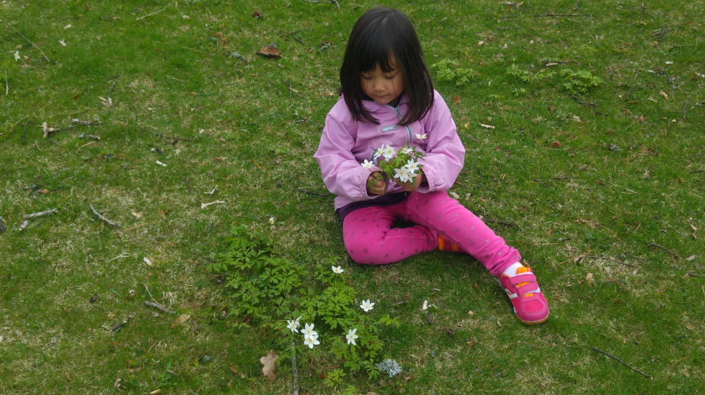 Jente med blomster